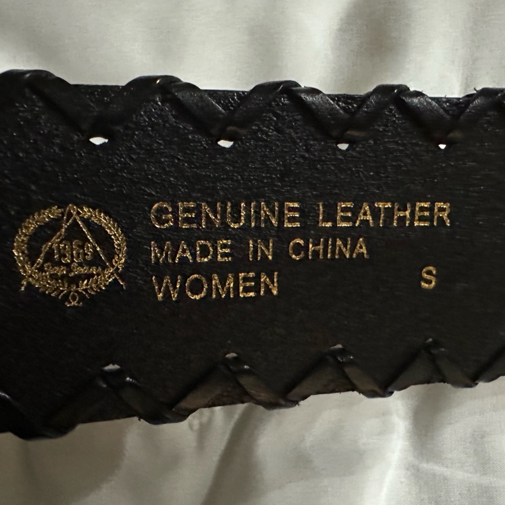 Gap 1969 Thick Black Genuine Leather Belt with Large Gold Buckle Size Small - Picture 4 of 7